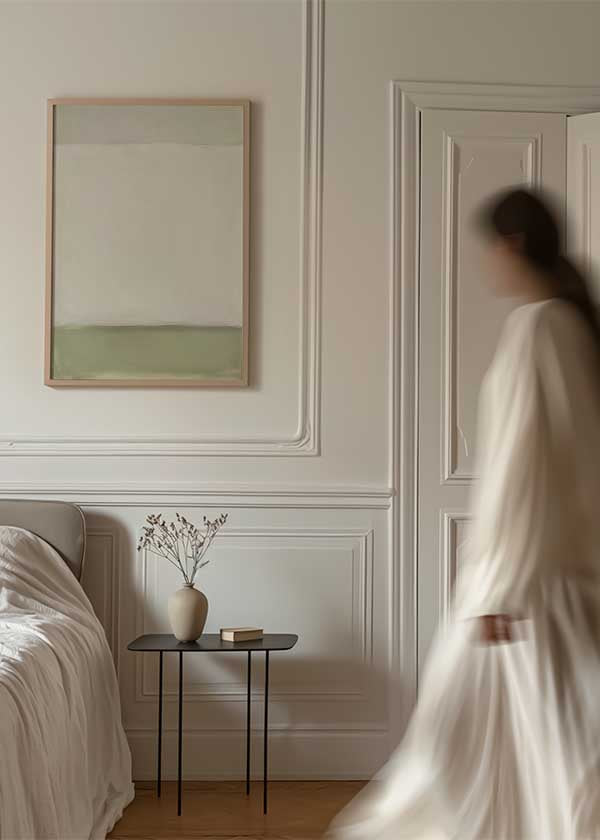 Cuadro vertical abstracto en blanco y verde suave para decoración serena kudeko.com
