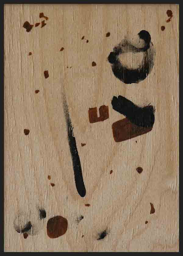 Wandbild mit abstrakten schwarzen Formen, rostbraunen Akzenten und beigem Hintergrund mit Holzstruktur, im organischen abstrakten Stil für eine ausgewogene Wandgestaltung. Erhältlich auf kudeko.com