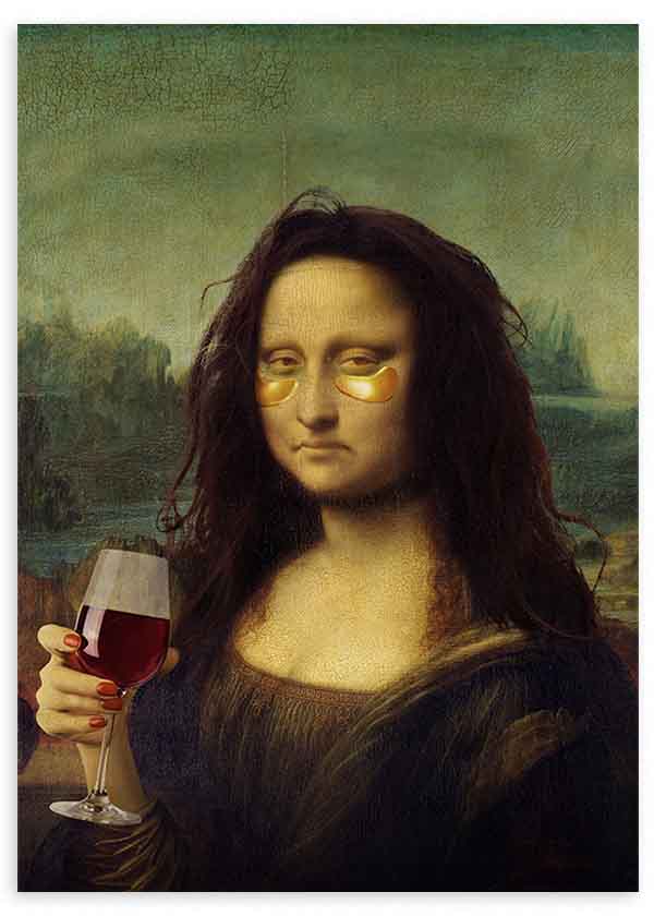 Wandbild im Pop-Art-Stil mit der Mona Lisa, goldenen Augenpflastern und einem Weinglas, markanter und dekorativer Ausdruck. Erhältlich auf kudeko.com
