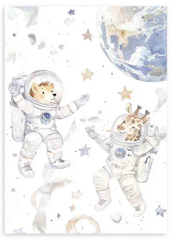 Tableau encadré avec lion et girafe astronautes flottant parmi étoiles, petits astéroïdes et planète bleue, en beige, gris et bleu clair, dans un style enfantin illustré et doux. Disponible sur kudeko.com