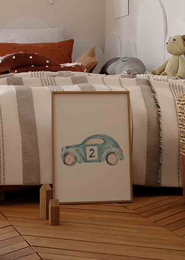 Wandbild mit blauem Kinderauto, Zahl zwei an der Tür, abgerundeten Formen, hellem Hintergrund, sanften Details in Grau und Beige, kindlichem Stil. Erhältlich auf kudeko.com