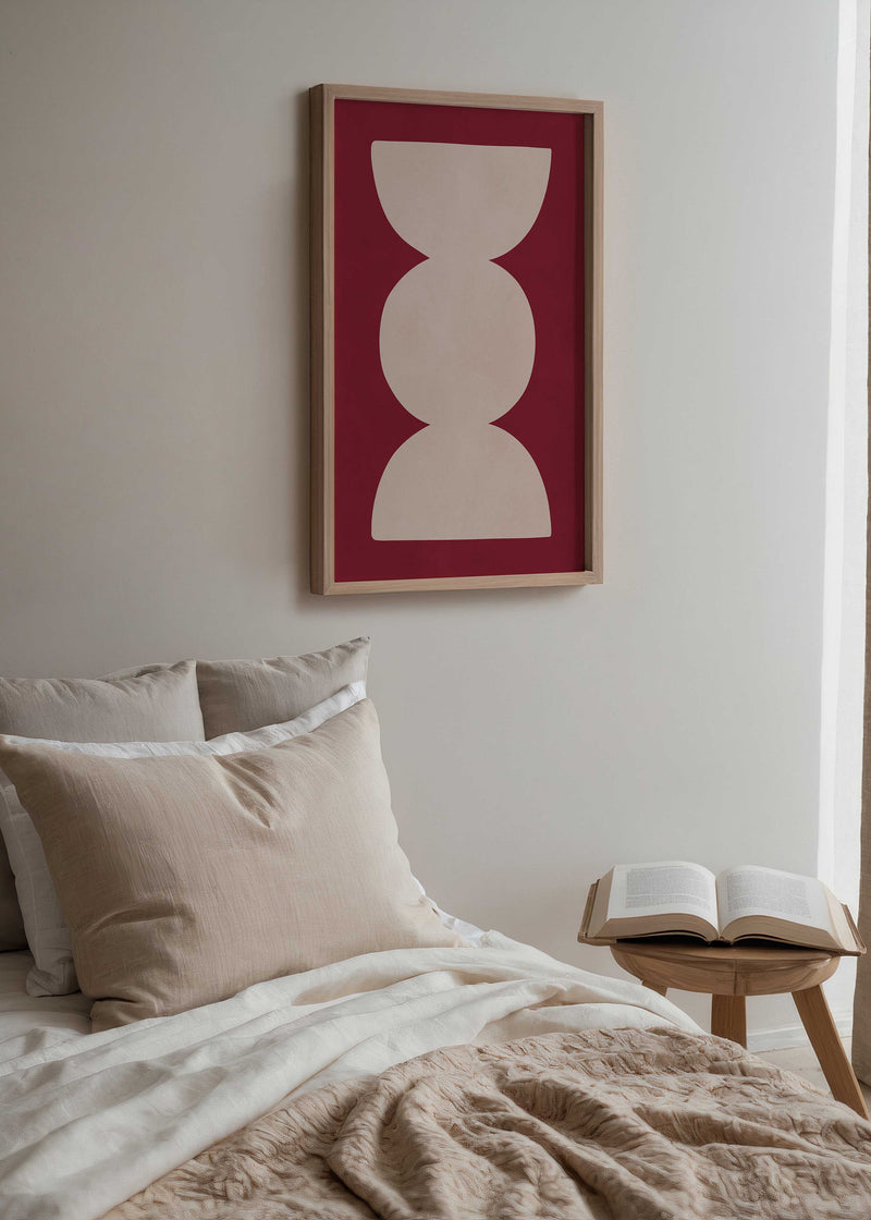 Cuadro geométrico beige sobre fondo burdeos intenso, kudeko.com
