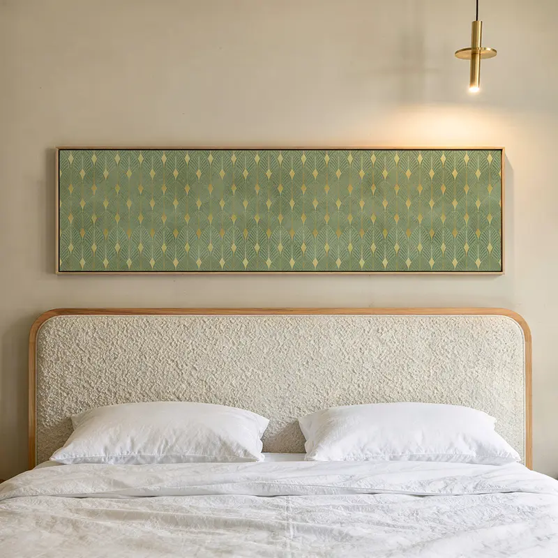 Quadro horizontal minimalista com um design único de folhas em tons verdes e dourados. Disponível em kudeko.com