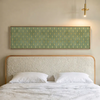 Cuadro horizontal minimalista con un diseño único de hojas en tonos verdes y dorados. Disponible en kudeko.com