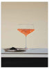 Quadro quadrado minimalista de uma taça com bebida espumante. Disponível em kudeko.com.