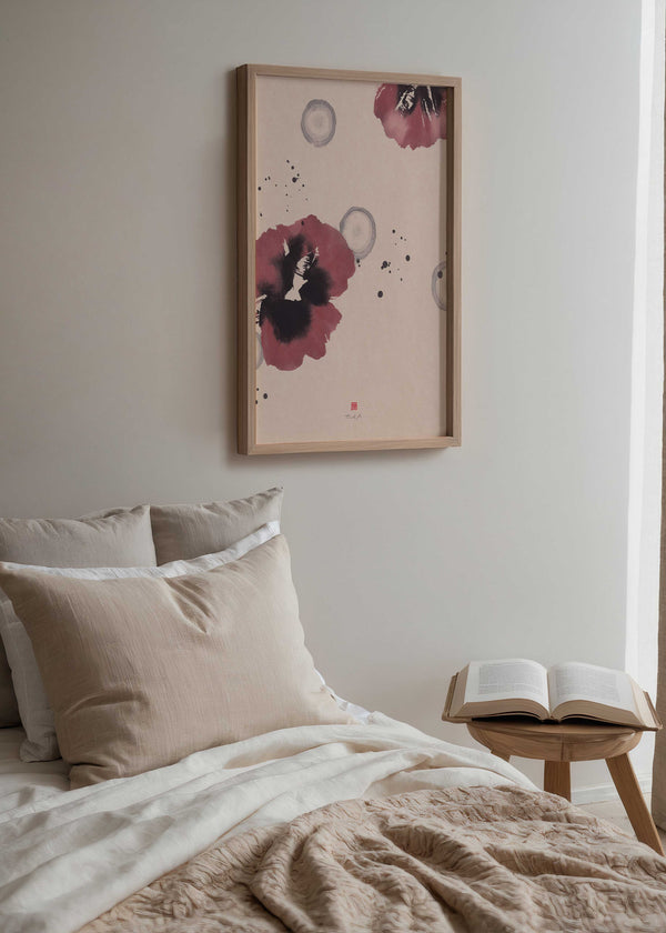 Cuadro floral minimalista con flores burdeos y fondo beige, kudeko.com
