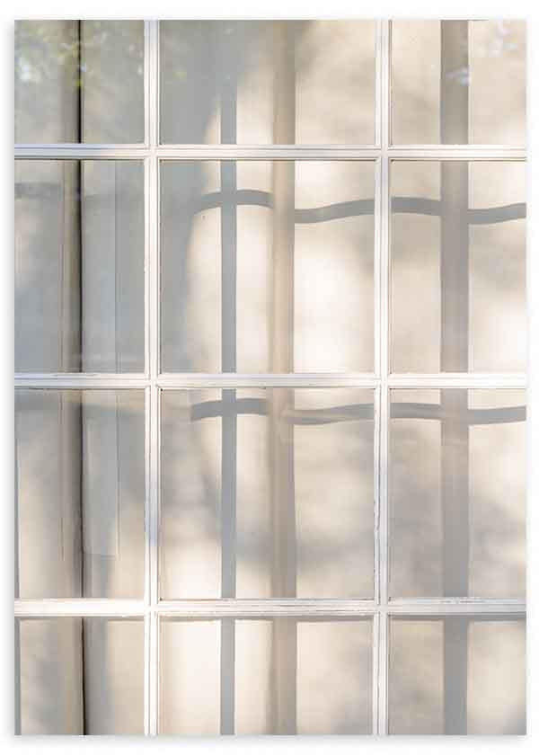 Tableau minimaliste d’une fenêtre avec ombres projetées, idéal pour une décoration élégante et lumineuse. Disponible sur kudeko.com