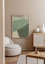 Tableau avec formes géométriques superposées en vert sauge, vert foncé, beige et ivoire, texture douce et style géométrique apaisant pour intérieur contemporain. Disponible sur kudeko.com