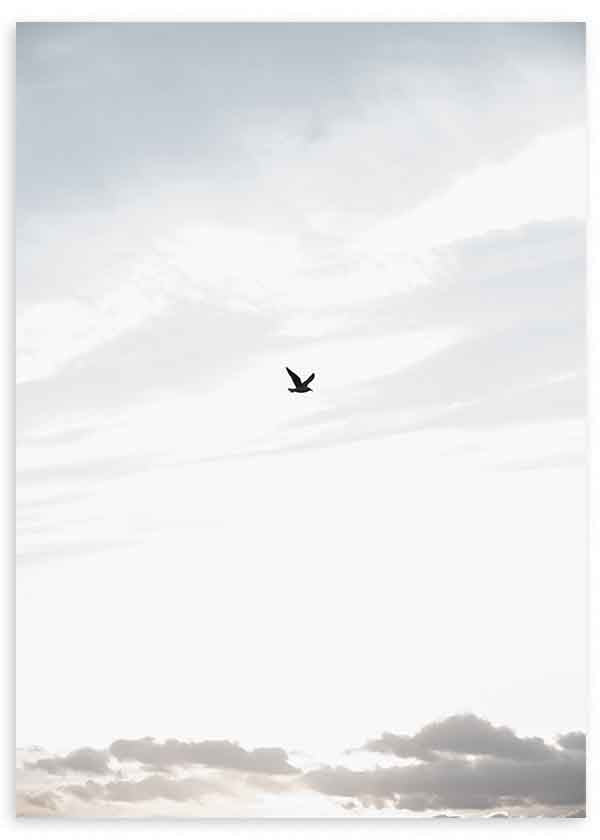 Tableau minimaliste représentant un oiseau en vol dans le ciel, idéal pour une décoration sereine et élégante. Disponible sur kudeko.com