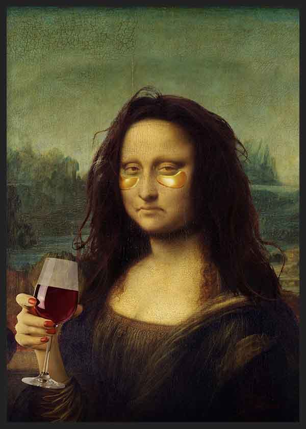 Wandbild im Pop-Art-Stil der Mona Lisa mit goldenen Patches auf den Augen und einem Weinglas, markant und dekorativ. Erhältlich auf kudeko.com