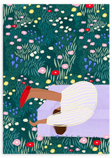 Cuadro ilustrado colorido con mujer descansando en banco lila rodeada de flores silvestres multicolor, obra de Bea Muller, kudeko.com
