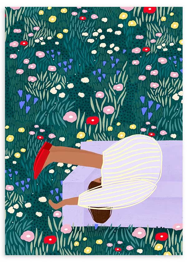 Cuadro ilustrado colorido con mujer descansando en banco lila rodeada de flores silvestres multicolor, obra de Bea Muller, kudeko.com
