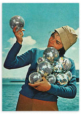 Cuadro surrealista de una mujer con bolas de discoteca, disponible en kudeko.com.
