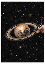 Cuadro surrealista de bola de discoteca en el espacio con anillos planetarios, disponible en kudeko.com.
