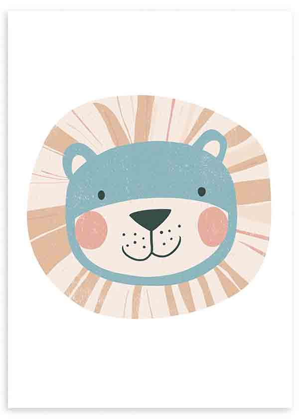 Quadro emoldurado com rosto de leão infantil em estilo de ilustração, com azul suave, bege areia e rosa seco sobre fundo claro, ideal para quarto de criança. Disponível em kudeko.com