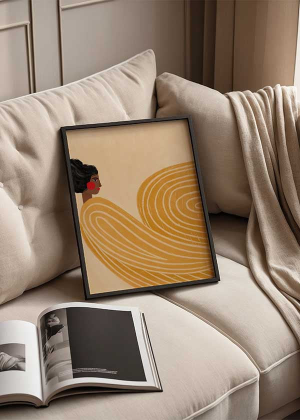 Cuadro ilustrado colorido mujer con formas curvas doradas de Bea Muller, kudeko.com
