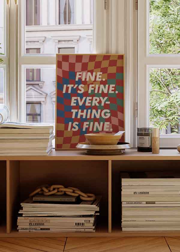 Cuadro con fondo de ilusión óptica en colores vibrantes y la frase "FINE. IT'S FINE. EVERYTHING IS FINE.", disponible en kudeko.com.
