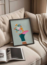 Cuadro ilustrado colorido con pierna y flores en vaso, obra de Bea Muller, kudeko.com
