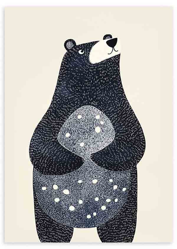 Cuadro con oso infantil de cuerpo negro y gris, vientre con puntos blancos, fondo beige claro y estilo infantil sereno. Disponible en kudeko.com
