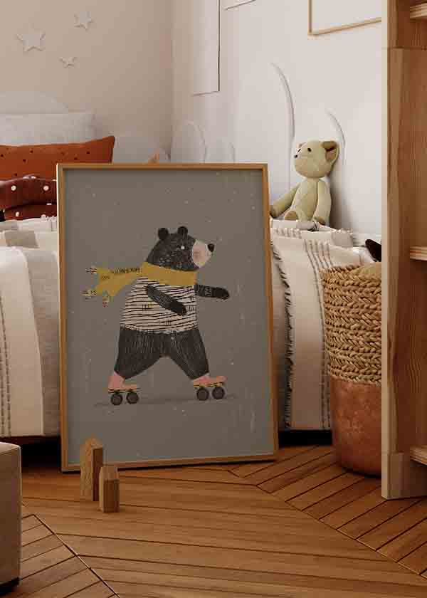 Quadro emoldurado com urso em patins, cachecol amarelo, camisola às riscas, patins cor-de-rosa, fundo cinzento com pontos brancos, estilo infantil moderno. Disponível em kudeko.com