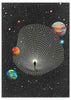 Cuadro surrealista con figura humana entrando en singularidad cósmica, rodeado de planetas y estrellas, disponible en kudeko.com.
