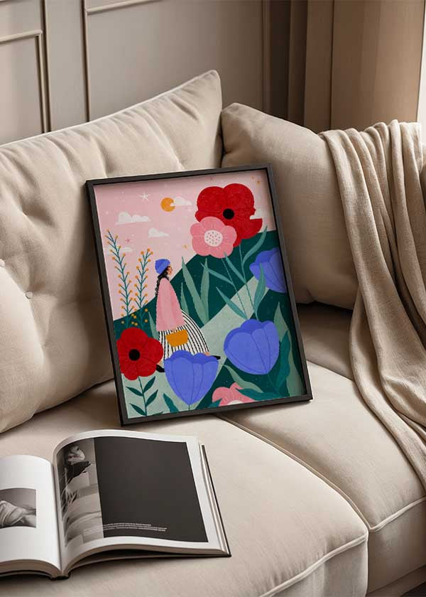 Cuadro ilustrado colorido con mujer caminando entre flores gigantes rojas, rosas y violetas en paisaje verde, obra de Bea Muller, kudeko.com
