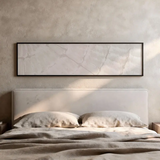 Cuadro horizontal con textura abstracta en tonos blanco roto, beige claro y gris suave, con líneas orgánicas sutiles y acabado visual sereno de estilo abstracto. Disponible en kudeko.com