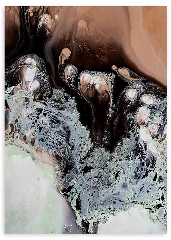 Quadro com composição abstrata de formas orgânicas fluidas em preto, branco, bege e cinzentos suaves, num estilo contemporâneo depurado. Disponível em kudeko.com