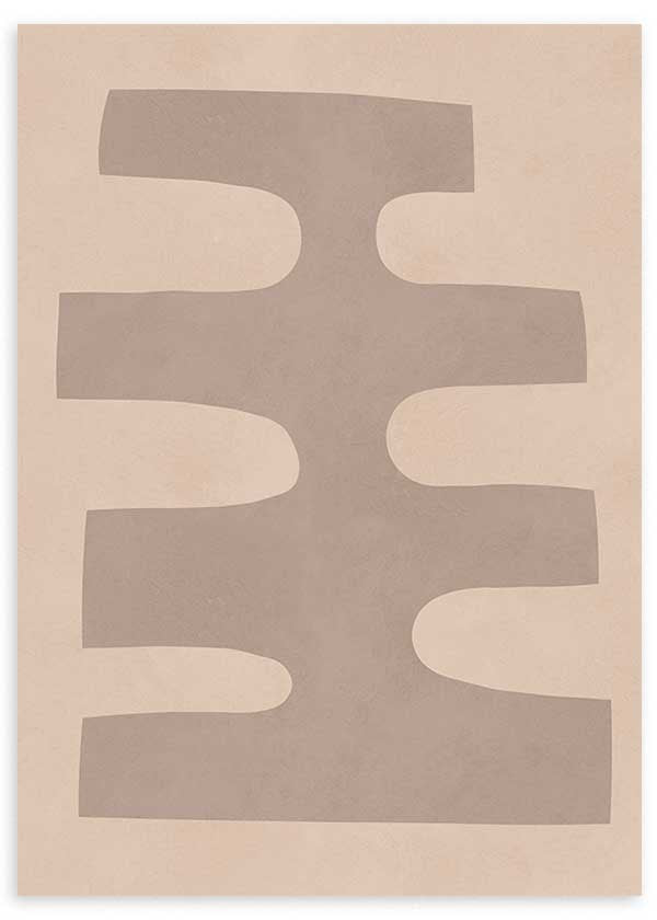 Cuadro geométrico beige con forma abstracta sobre fondo crema, kudeko.com

