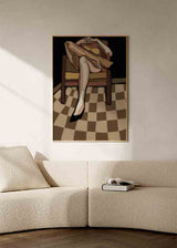 Cuadro pop art con figura femenina sentada y fondo de cuadros en tonos tierra, disponible en kudeko.com.
