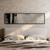 Horizontales Wandbild mit abstrakter Komposition in Beige, Hellgrau, Schwarz und Sand, weichen Texturen, zarten Lasuren und dunklem Kontrast an einer Seite, zeitgenössischer Stil. Erhältlich auf kudeko.com