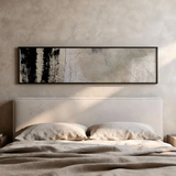Horizontales Wandbild mit abstrakter Komposition in Beige, Hellgrau, Schwarz und Sand, weichen Texturen, zarten Lasuren und dunklem Kontrast an einer Seite, zeitgenössischer Stil. Erhältlich auf kudeko.com