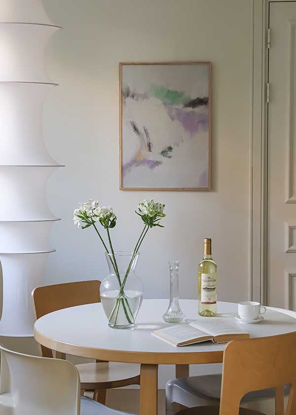 Cuadro abstracto en blanco, lavanda y verde con composición etérea y suave, kudeko.com
