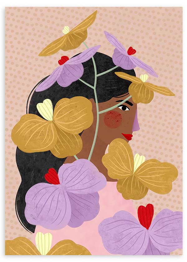 Cuadro ilustrado colorido con retrato femenino rodeado de flores doradas y lilas, obra de Bea Muller, kudeko.com
