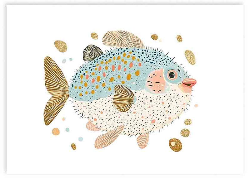 Quadro horizontal com peixe-balão infantil em azul claro, branco, dourado e rosa suave, rodeado por pequenas formas marinhas sobre fundo claro, em estilo de ilustração decorativa para quarto infantil. Disponível em kudeko.com