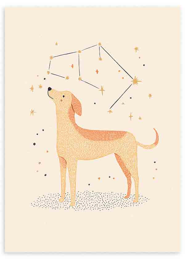 Quadro infantil com cão estilizado em bege e terracota, estrelas douradas, constelação sobre fundo creme e ilustração suave e delicada para quarto de bebé ou zona de brincar. Disponível em kudeko.com