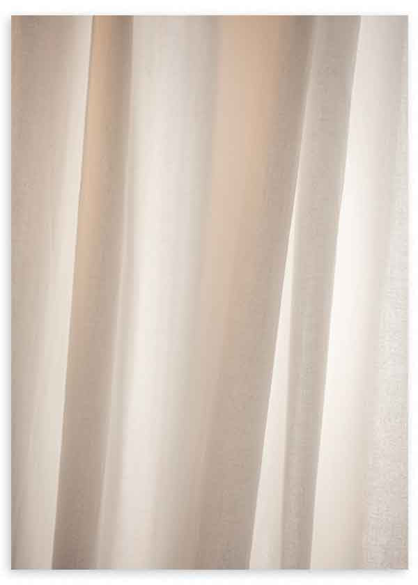 Minimalistisches Wandbild mit Design aus transluzenten Vorhängen in neutralen Farbtönen, ruhige klare dekorative Wirkung für ein modernes Wohnambiente. Erhältlich auf kudeko.com