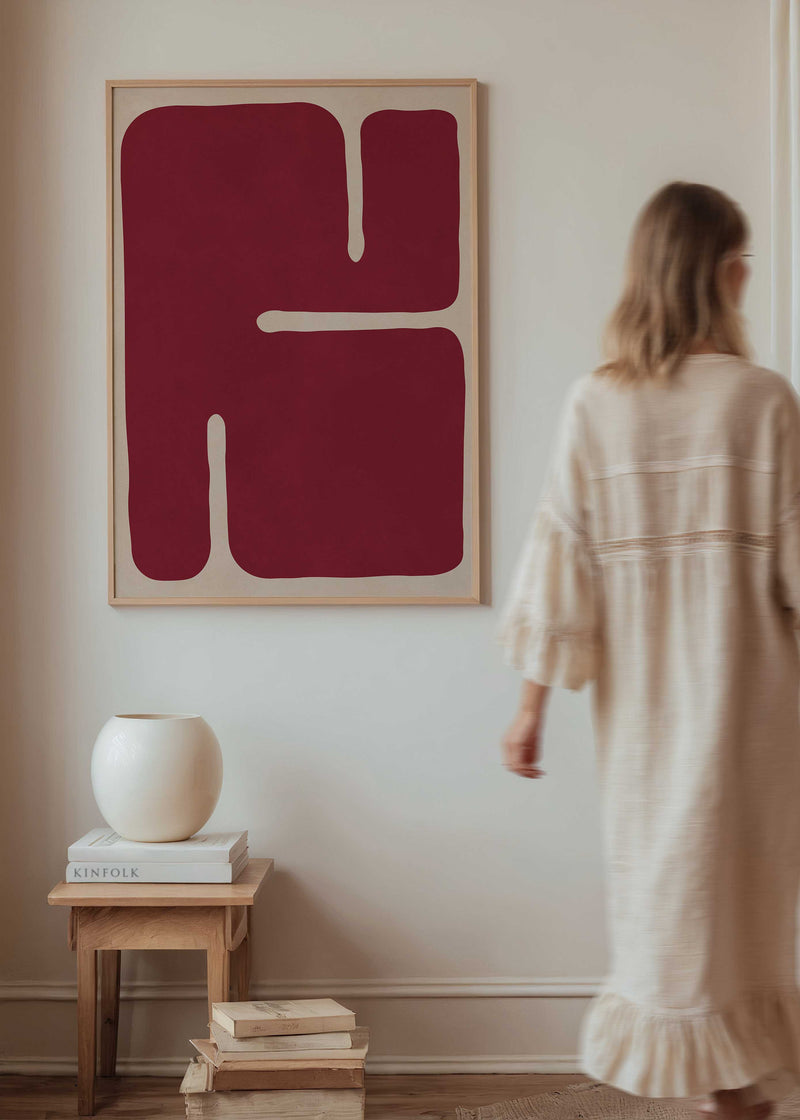 Cuadro geométrico con figura orgánica burdeos sobre fondo beige, kudeko.com
