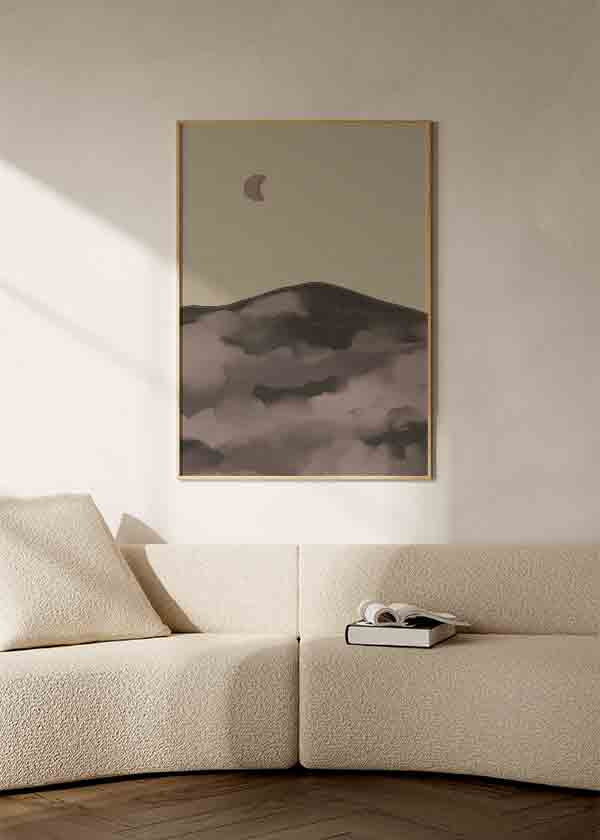 Cuadro minimalista con paisaje nocturno, luna creciente y montañas en tonos beige y marrón oscuro, disponible en kudeko.com.
