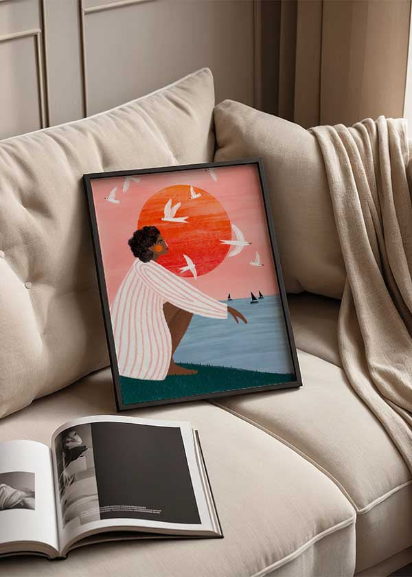 Cuadro ilustrado colorido mujer frente al mar con sol naranja y gaviotas de Bea Muller, kudeko.com
