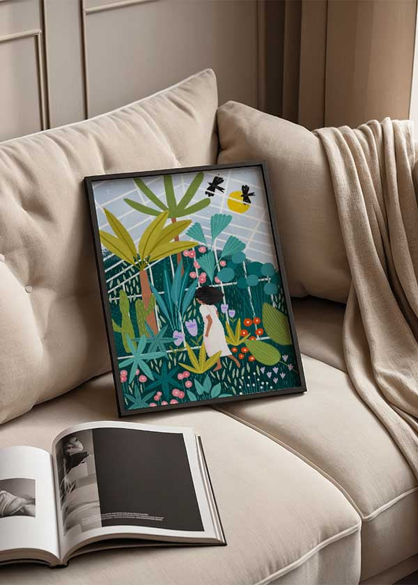 Cuadro ilustrado colorido con mujer paseando en un invernadero lleno de plantas y flores, obra de Bea Muller, kudeko.com

