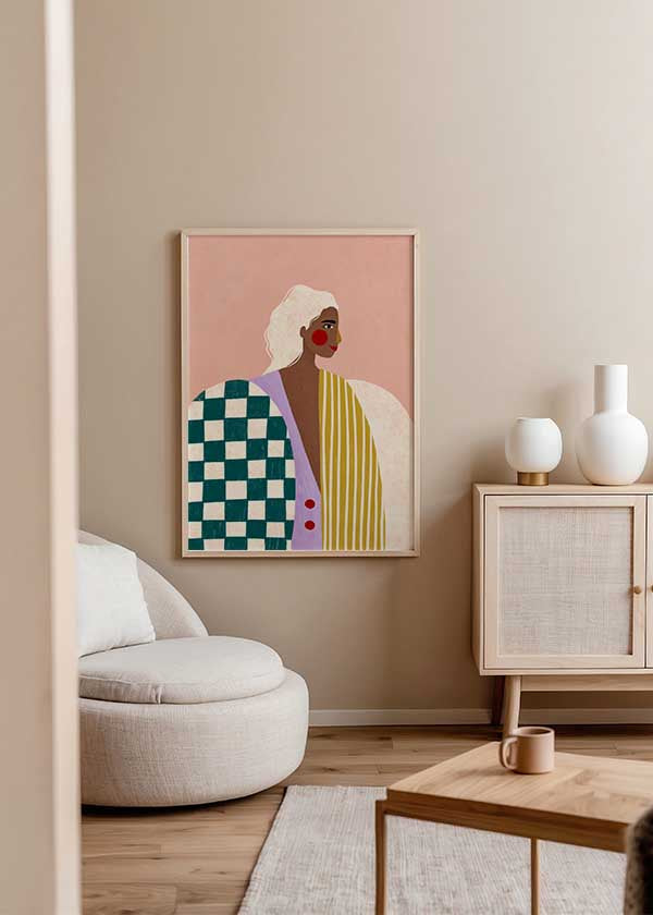 Cuadro ilustrado colorido con retrato femenino moderno y vestimenta geométrica, obra de Bea Muller, kudeko.com
