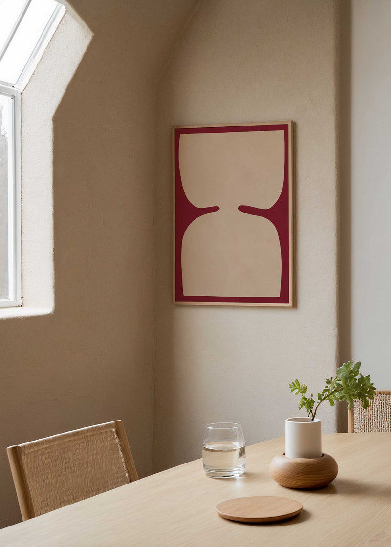 Cuadro geométrico beige sobre fondo burdeos con diseño simétrico, kudeko.com
