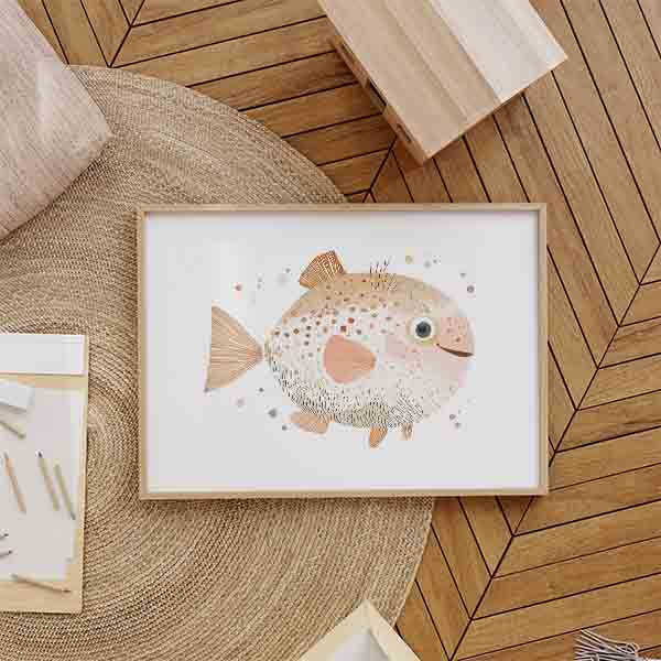 Cuadro infantil con ilustración de pez esférico en tonos naranja y beige. kudeko.com
