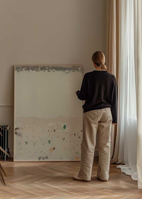 Cuadro abstracto en tonos neutros con detalles verdes y tierra, kudeko.com

