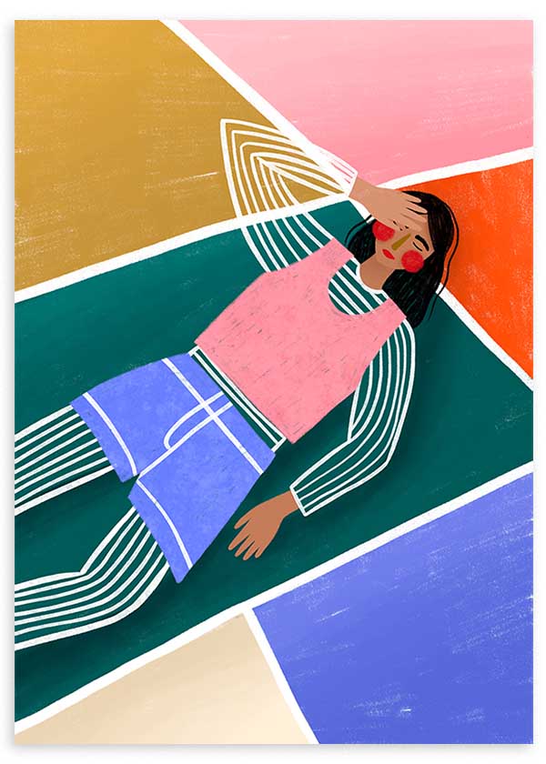 Quadro ilustrado colorido com mulher deitada sobre fundo geométrico de Bea Muller, kudeko.com. Disponível em kudeko.com