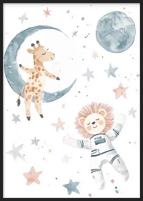 Tableau enfant avec girafe sur lune bleue, lion astronaute, étoiles pastel et planète céleste sur fond blanc, dans un style doux en bleu, rose, beige et gris. Disponible sur kudeko.com