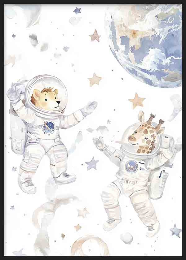 Tableau encadré avec lion et girafe astronautes flottant parmi étoiles, petits astéroïdes et planète bleue, en beige, gris et bleu clair, dans un style enfantin illustré et doux. Disponible sur kudeko.com