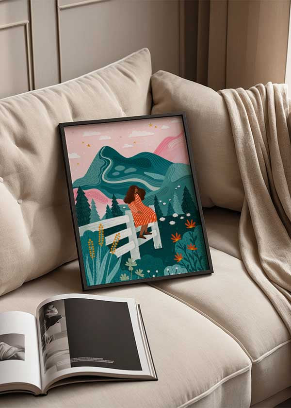 Cuadro ilustrado colorido mujer en valla contemplando montañas verdes y cielo rosado de Bea Muller, kudeko.com
