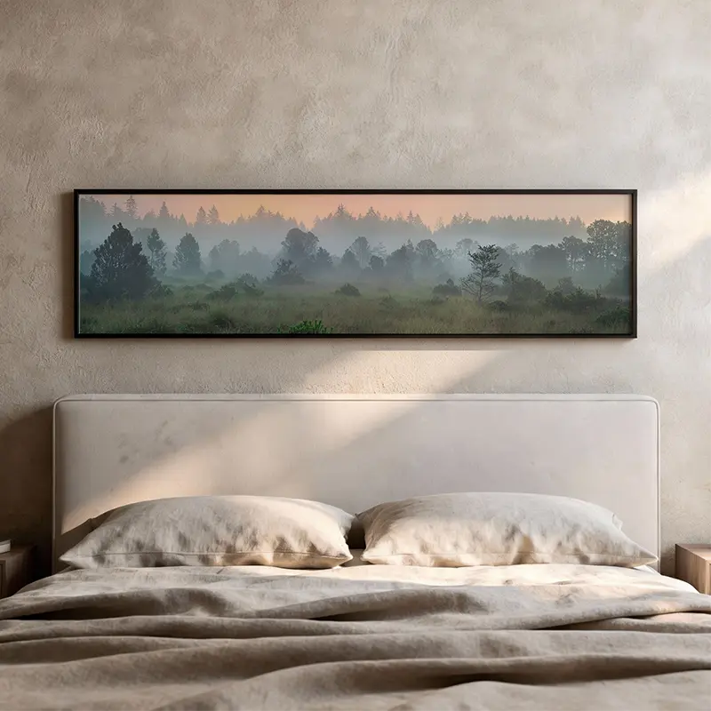 Quadro horizontal fotográfico de uma paisagem serena com neblina. Disponível em kudeko.com